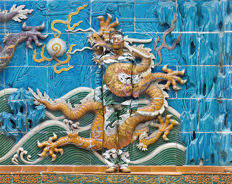 Liu Bolin&#39;s invisibility shows the cracks in the façade